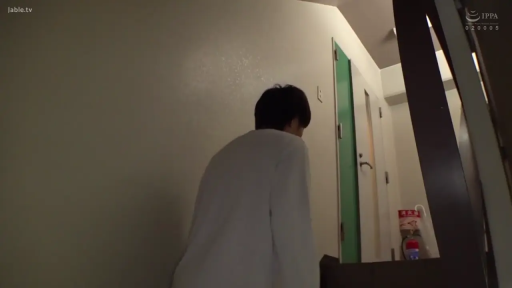 室内 · 站立 · 走廊 · 行走 · 灰色长袖 · 背部 · 灭火器