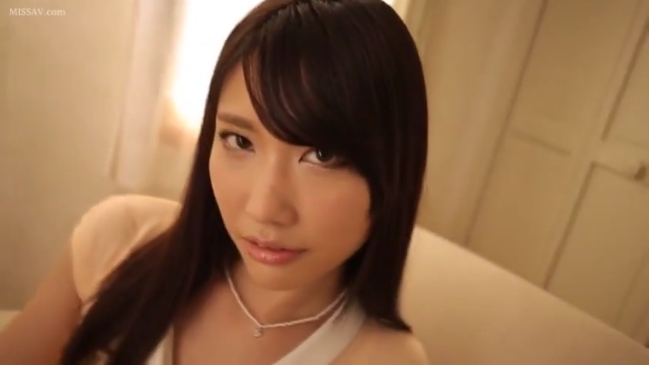 室内 · 坐姿 · 脸部特写 · 注视镜头 · 白色吊带裙 · 微露笑意