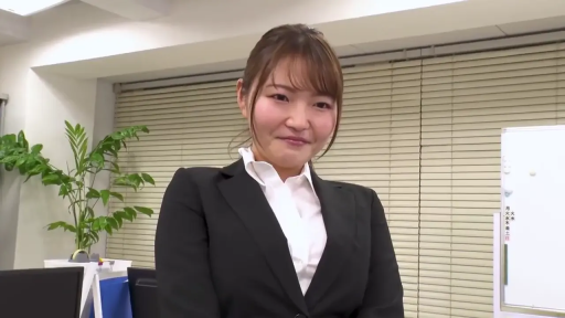 办公室 · 站立 · 微笑 · 面对镜头 · 职业装 · 上半身 · OL · 白板