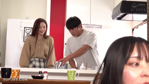 脸部特写 · 观察 · 厨房 · 餐具 · 窥视 · 日常服 · 偷窥 · 复杂