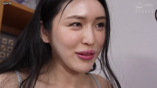 室内 · 坐姿 · 脸部特写 · 微笑 · 凝视 · 长发 · 灰色吊带