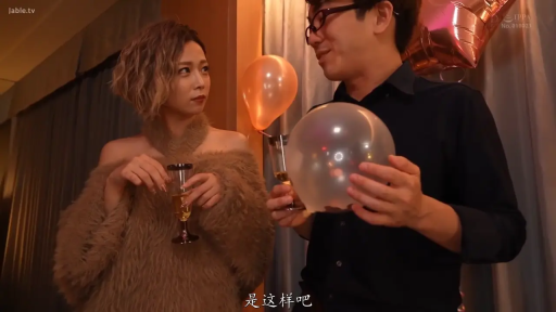 室内 · 站立 · 中景 · 酒杯 · 交流 · 熟女 · 疑惑 · 露肩毛衣