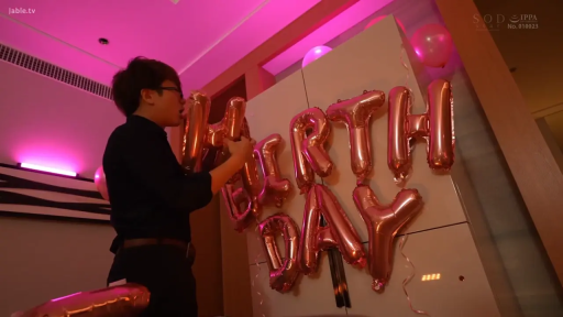 专注 · 站立 · 中景 · 黑色衬衫 · 粉色灯光 · 派对房 · 装饰布置 · 生日英文字母气球