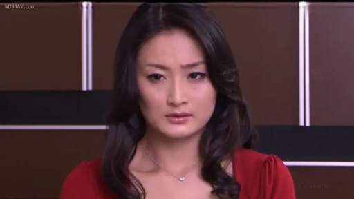 室內 · 憂鬱 · 项链 · 特寫 · 凝视 · 熟女 · 正面 · 红色上衣