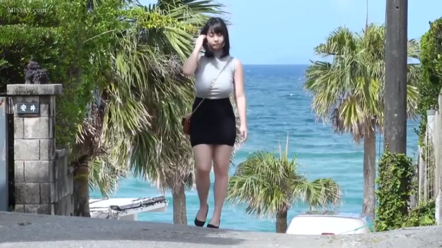 全身 · 灰色高领无袖上衣 · 自然 · 行走 · 单肩包 · 街头 · 撩头发 · 海边公路