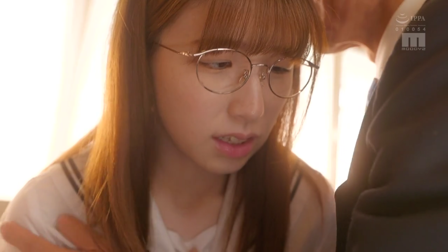 室内 · 站立 · 水手服 · 眼镜 · 脸部特写 · 紧张 · 犹豫 · 男性视角