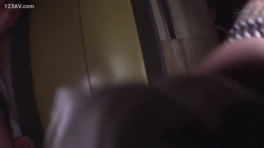 面部 · 站立 · 便装 · 电梯