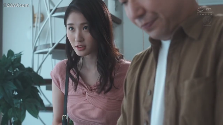 室内 · 交谈 · 站立 · 中景 · 剧情 · 好奇 · 肩带 · 粉色紧身衣