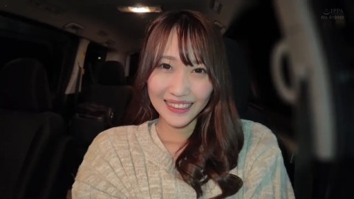 坐姿 · 面部特写 · 温柔微笑 · 凝视镜头 · 汽车后座 · 灰色针织毛衣 · 夜间光影