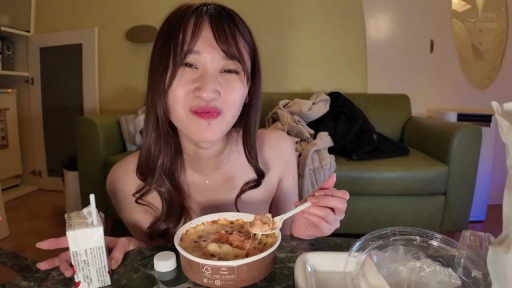 坐姿 · 专注 · 客厅 · 裸体 · 进食 · 餐具 · 上身 · 居家日常