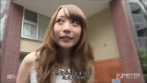 Close-up of the face · Stand · Outdoor · 长发 · 惊讶 · 白色无袖上衣 · 侧望