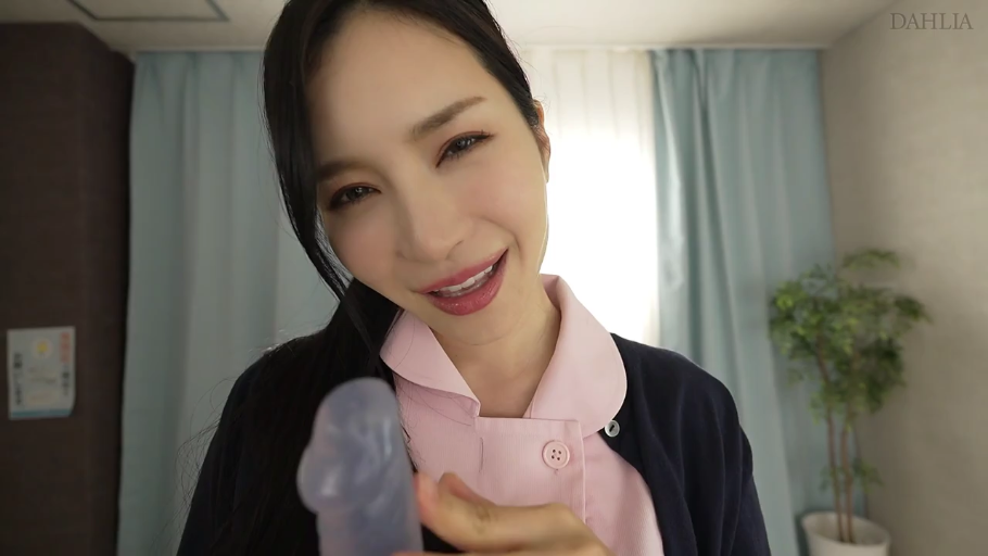 室内 · 俯身 · 护士服 · 第一视角 · 微笑 · 面部特写 · 避孕套 · 展示道具