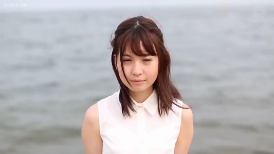 站立 · 自然 · 半身 · 注視 · 海边 · 白色无袖衬衫