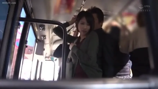 侧面 · 严肃 · 站姿 · 扶手 · 多人 · 便装 · 公交车 · 电车之狼