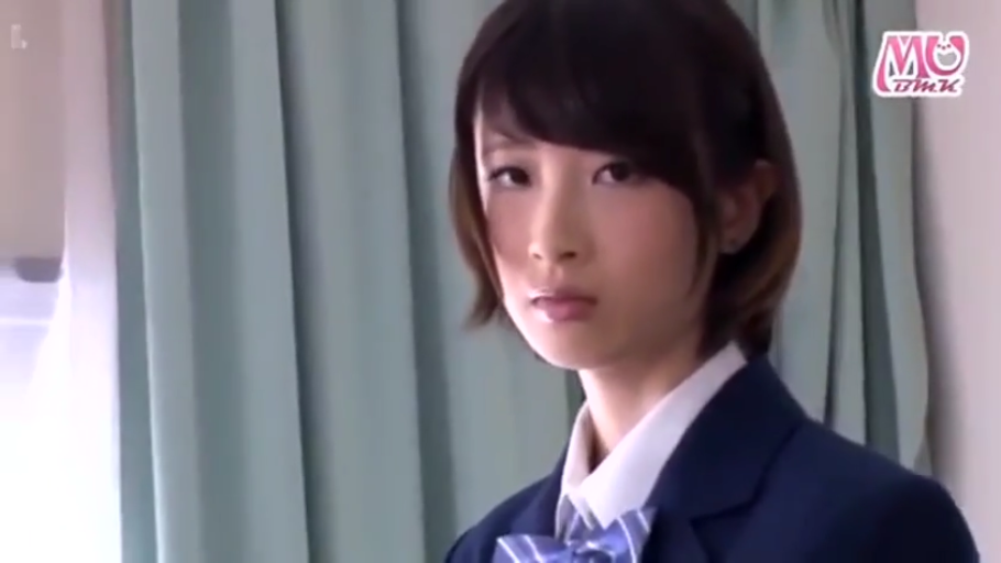 室内 · 脸部特写 · 站姿 · 注视 · 短发 · 无表情 · 西装式制服