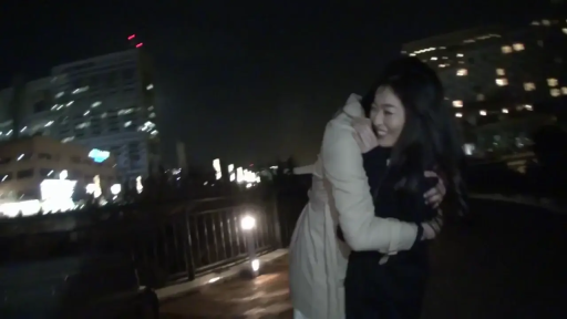 中景 · 拥抱 · 嬉笑 · 夜景 · 开心 · 户外街道 · 浅色风衣