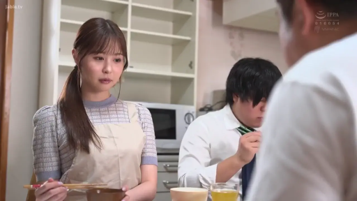 坐姿 · 中景 · 平靜 · 餐厅 · 用餐 · 圍裙 · 日常生活 · 碗筷