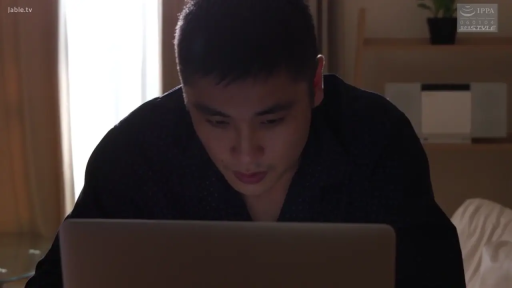 Indoor · Bend over · 专注 · 面部特写 · Laptop · Male · 黑色长袖 · 注视屏幕