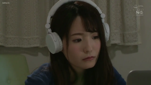 室内 · 坐姿 · 单人 · 平静 · 面部特写 · 蓝色上衣 · 佩戴耳机 · 白色耳机