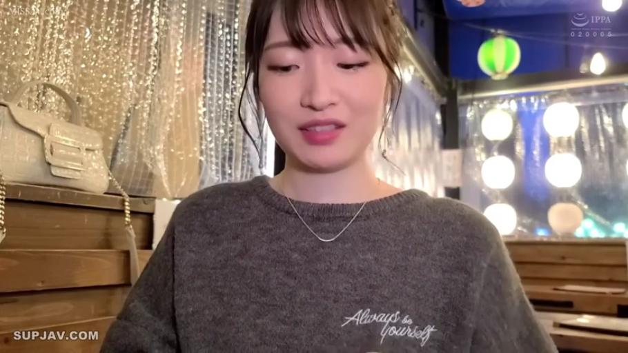 坐姿 · 交谈 · 微笑 · 手提包 · 室内餐厅 · 胸部以上特写 · 灰色毛衣 · 背景灯饰