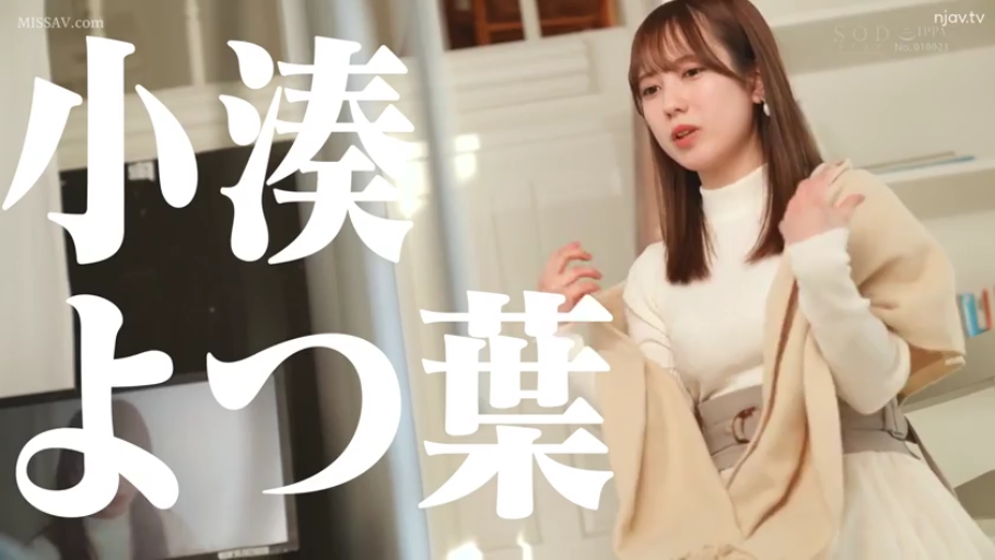 室内 · 站立 · 自然 · 半身特写 · 整理衣服 · 耳饰 · 灰色腰带 · 名字字幕