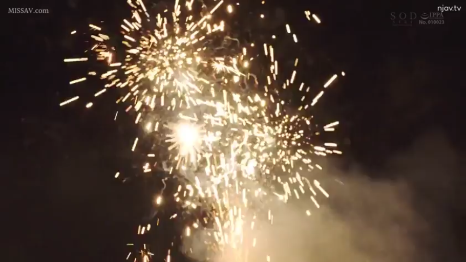 户外 · 烟花 · 烟花特写 · 燃放