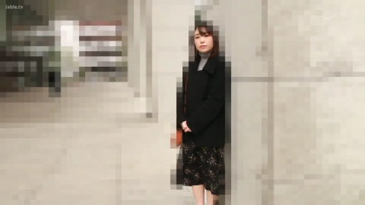 坐姿 · 面部 · 微笑 · 打碼 · 大衣 · 室外 · 咖啡杯 · 喝咖啡