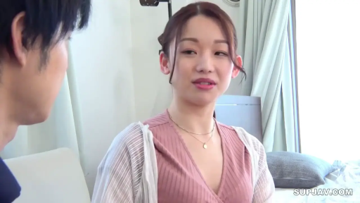 坐姿 · 交谈 · 中景 · 沙发 · 微笑 · 客厅 · 制服 · 双人
