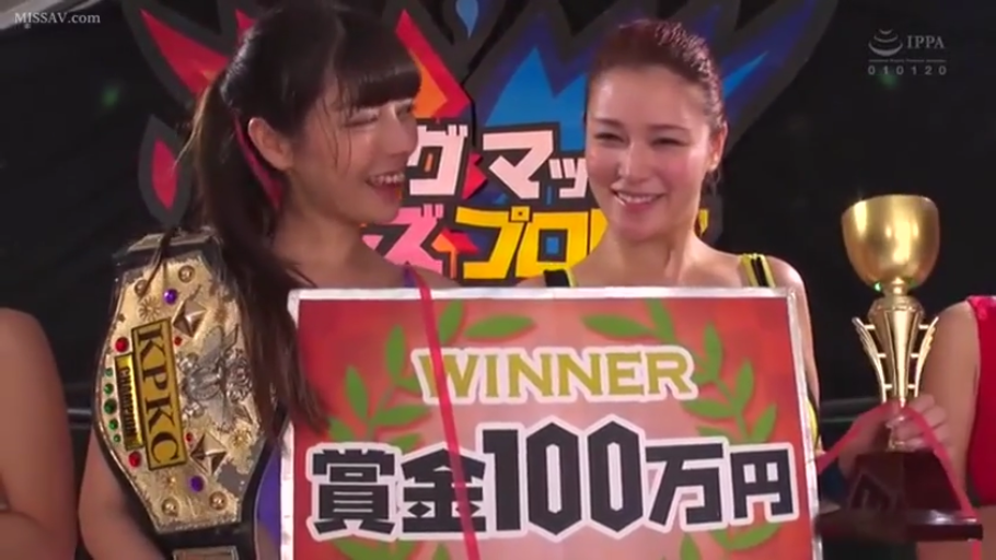 站立 · 运动背心 · 中景 · 微笑 · 双人 · 舞台 · 冠军腰带 · 展示奖品