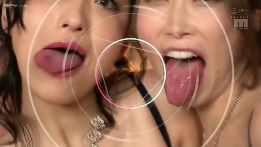 室内 · 脸部特写 · 吊带 · 搞怪 · 双人 · 吐舌头 · 靠在一起