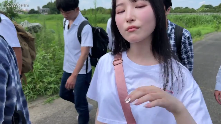 面部特写 · 白色T恤 · 行走姿态 · 迷茫表情 · 郊外小路 · 集体行进 · 粉色肩带 · 户外群体