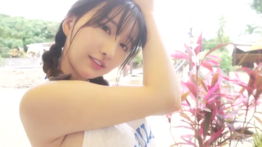 脸部 · 微笑 · 白色背心 · 户外 · 举手 · 凝视镜头 · 黑发双辫