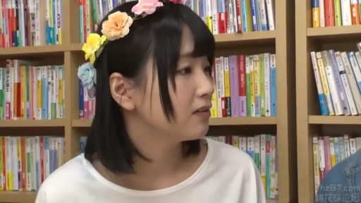 Melancholy · 书房 · 头部特写 · 侧坐 · White T-shirt · Asian women · Wreath