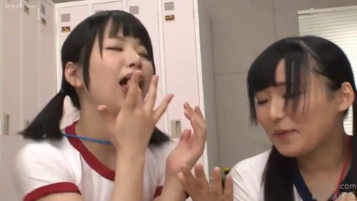 仰卧 · 床上 · 牛仔短裤 · 沉醉 · 半裸 · 被褥 · 脱衣 · 腹部特写