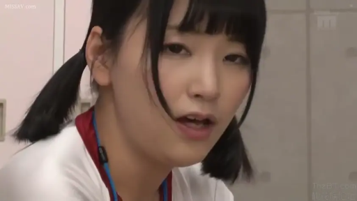 俯身 · 脸部特写 · 更衣室 · 体操服