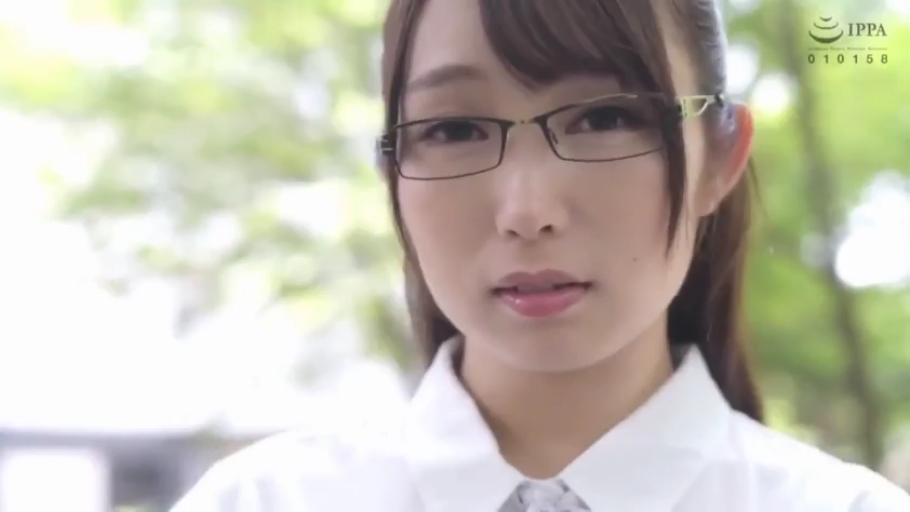 Glasses · Close-up of the face · 平静 · 白衬衫 · Outdoor · 注视镜头 · Ponytail · Stand facing front