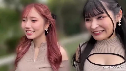 站立 · 微笑 · 特写 · 露肩装 · 户外 · 散步 · 网站水印 · 耳饰