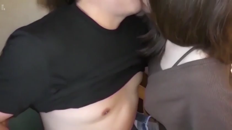 室内 · 棕色吊带 · 腹部特写