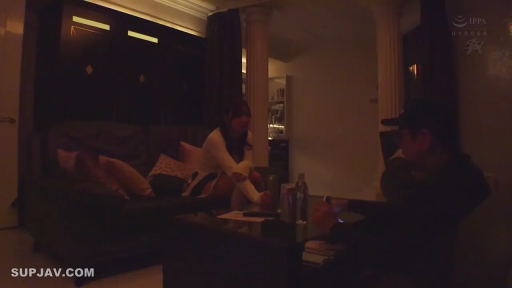 Sitting Posture · Conversation · 自然 · Living room · Wine bottle · Horizon · Casual clothes · dim