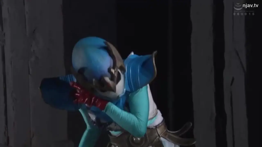 俯身 · 中景 · 挣扎 · 特摄 · 废墟室内 · 红手套