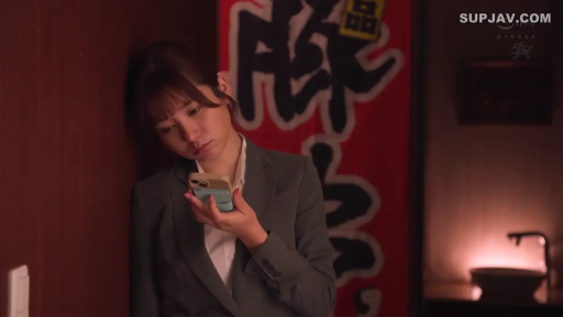 室内 · 忧郁 · 半身 · 看手机 · 手机 · OL · 靠墙 · 西装