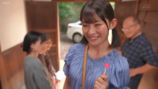 Stand · 近景 · Twin tails · Smile · 棒棒糖 · 蓝色条纹衫 · 日式民居门口 · 手持棒棒糖