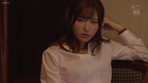 室内 · 忧郁 · 低头 · 白衬衫 · 上半身 · 椅子 · 长发 · 靠坐