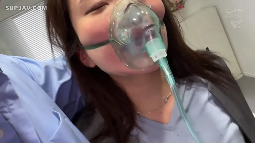 角色扮演 · 闭眼 · 面部特写 · 躺姿 · 医务室 · 呼吸面罩 · 灰色制服 · 吸氧