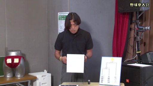 嚴肅 · 站姿 · 室内摄影棚 · 男性 · 黑色POLO衫 · 主持讲解 · 臀部模型