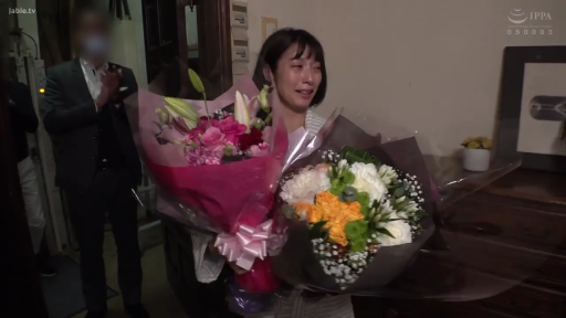 室内 · ストライプの上着 · 花束 · 持花站立 · 抱花哭泣 · 感动 · 杀青现场