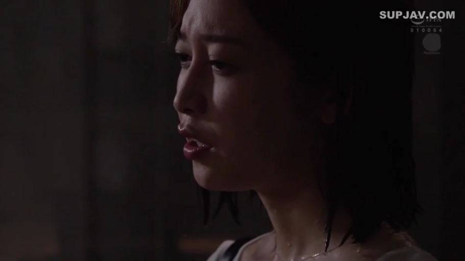 交谈 · 脸部特写 · 站立 · 白色上衣 · 湿发 · 忧虑 · 户外夜晚