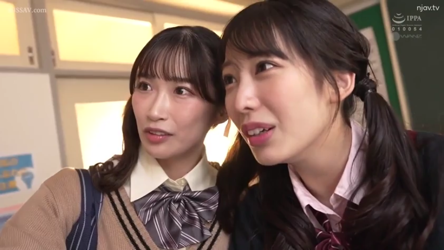 交谈 · 脸部 · 站立 · 多人 · JK制服 · 书包 · 学校 · 嘲讽