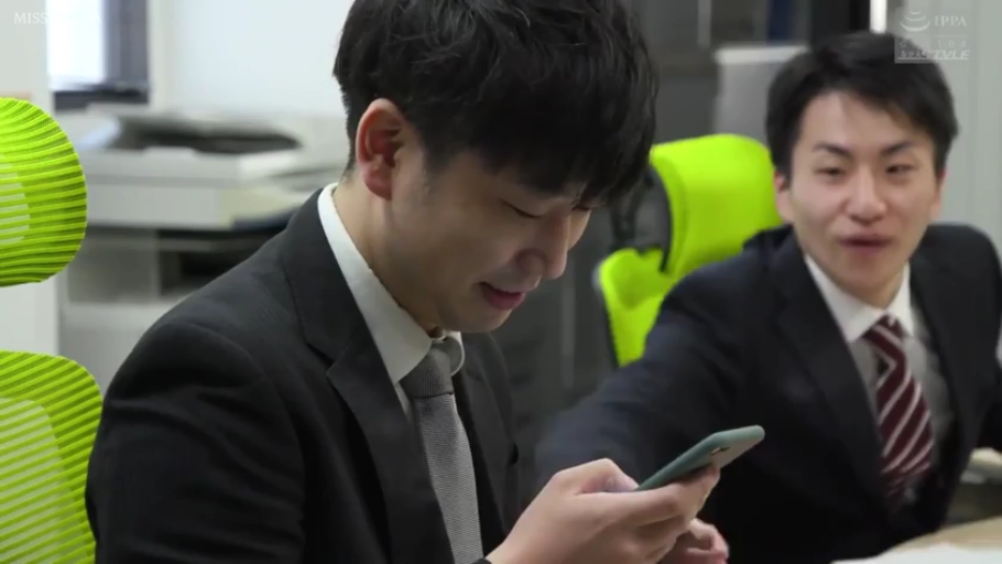 坐姿 · 办公室 · 近景 · 智能手机 · 玩手机 · 同事 · 西装正装 · 偷笑