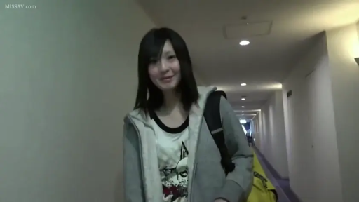 站姿 · 酒店走廊 · 微笑 · 上半身 · 灰色连帽衫 · 日常风格 · 黑色双肩包 · 走向镜头